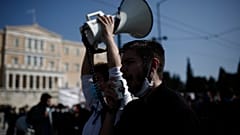 Στιγμιότυπο από τη συγκέντρωση έξω από τη βουλή