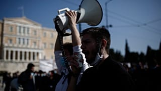 Στιγμιότυπο από τη συγκέντρωση έξω από τη βουλή