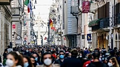 People crowd Via del Corso shopping street in Rome