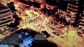 طائرة من دون طيار ترصد اشتباكات بين المتظاهرين ورجال الشرطة في أثينا 