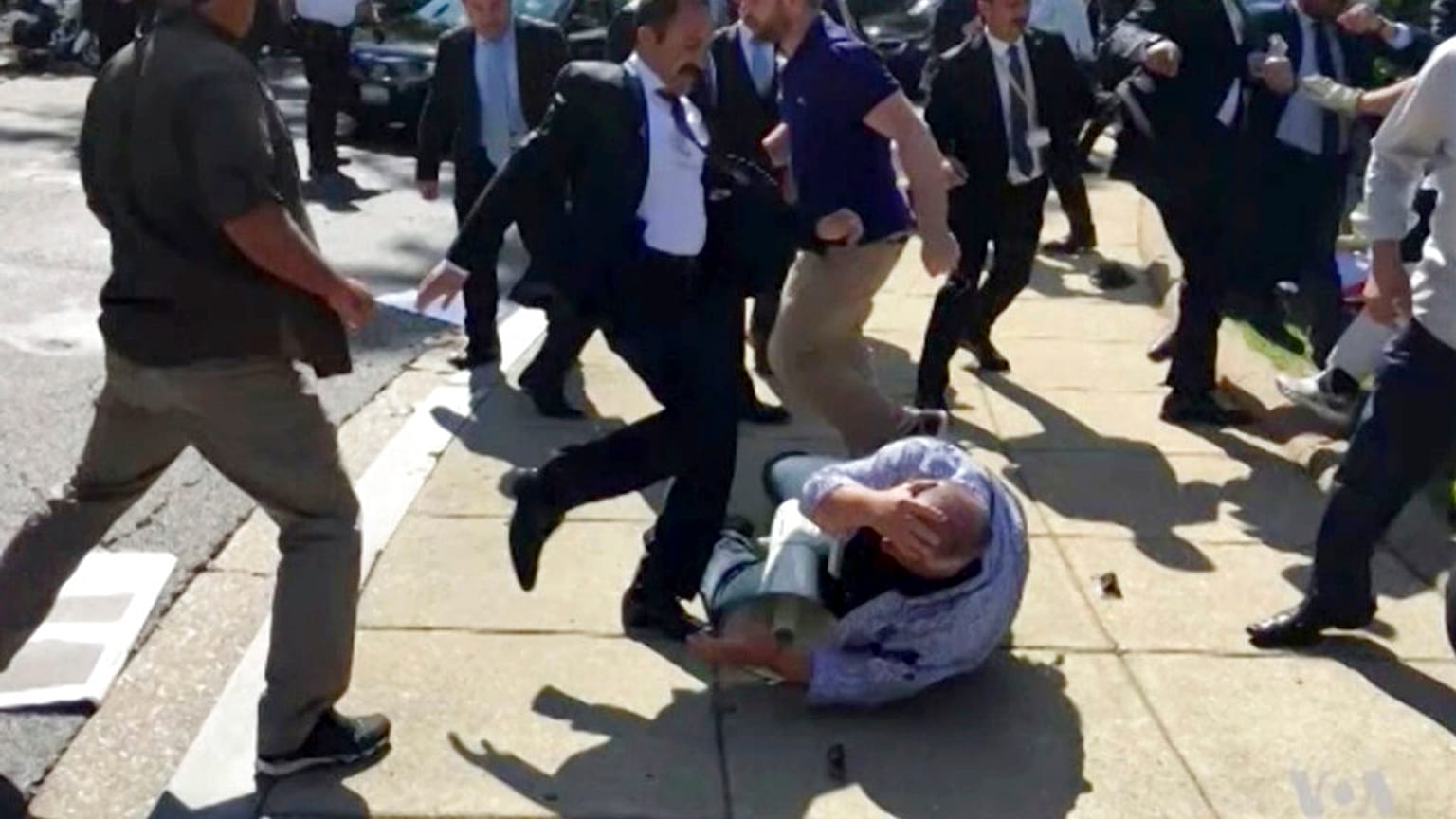 16 Mayıs 2017'de Washington'da sivil protestoculara saldıran Türkiye Cumhurbaşkanlığı korumaları böyle görüntülenmişti.
