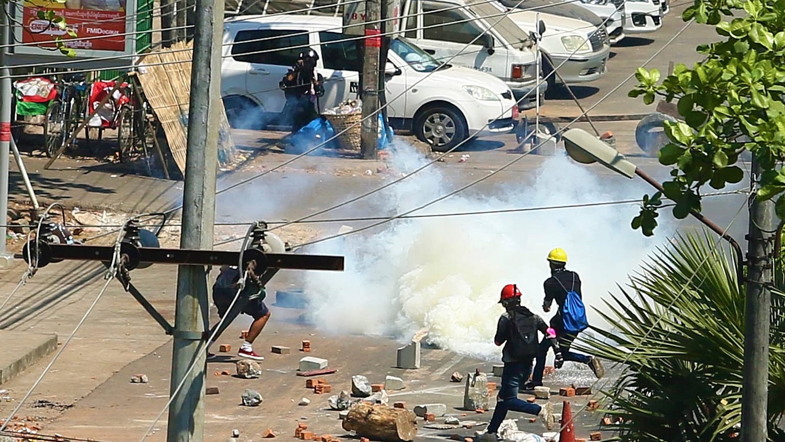   متظاهرون يتحدون العنف المتزايد من قبل قوات الأمن وينظمون المزيد من الاحتجاجات ضد الانقلاب قبل اجتماع مجلس الأمن بشأن الأزمة السياسية في البلاد.