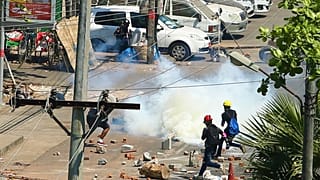   متظاهرون يتحدون العنف المتزايد من قبل قوات الأمن وينظمون المزيد من الاحتجاجات ضد الانقلاب قبل اجتماع مجلس الأمن بشأن الأزمة السياسية في البلاد.