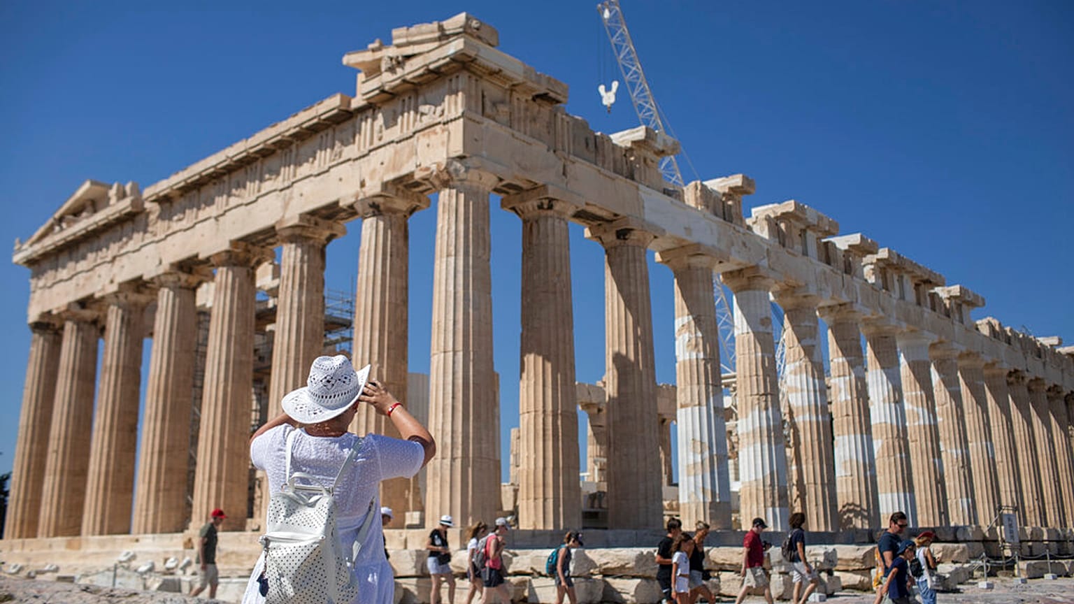 A lezárás előtti napokban fotózó turisták az Akropoliszon