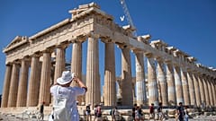 Yunanistan'ın başkenti Atina'daki Akropolis antik kalıntıları yabancı turistlerin en çok rağbet ettiği mekanlar arasında yer alıyor.