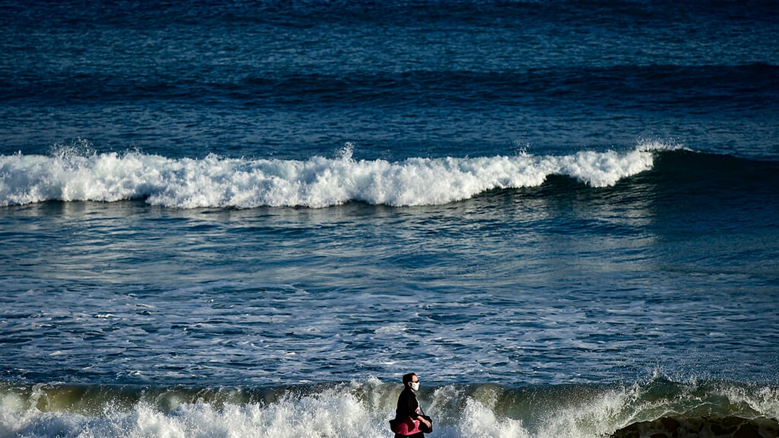 Mann am Strand von San Sebastian in Spanien