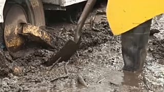 Autóját próbálja kiszabadítani a sárból egy kaliforniai férfi