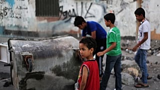 أطفال ينظفون الطريق بعد مظاهرة في عام 2013 (البحرين - أرشيف) 