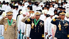 Myanmarlı generaller bir programda bayrağa selam verirken