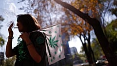 Un homme fume un joint devant le Sénat mexicain lors d'une manifestation pour la légalisation du cannabis, à Mexico, 31 décembre 2019. 