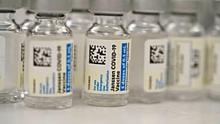 Φιαλίδια με το εμβόλιο της Johnson & Johnson