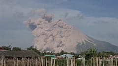 Spectaculaire éruption du volcan Sinabung en Indonésie