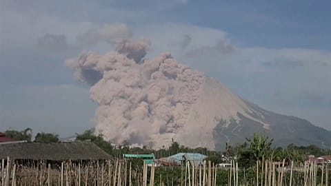 Spectaculaire éruption du volcan Sinabung en Indonésie