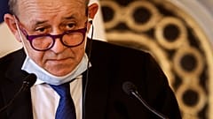 وزير الخارجية الفرنسي جون إيف لودريان يتحدث خلال مؤتمر صحفي في باريس. 2021/03/11
