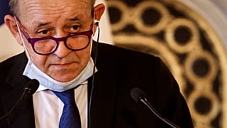وزير الخارجية الفرنسي جون إيف لودريان يتحدث خلال مؤتمر صحفي في باريس. 2021/03/11