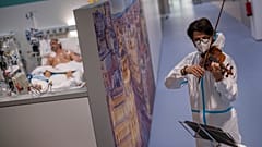 المعلمون يتلقون اللقاح في مدريد الإسبانية