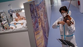 المعلمون يتلقون اللقاح في مدريد الإسبانية