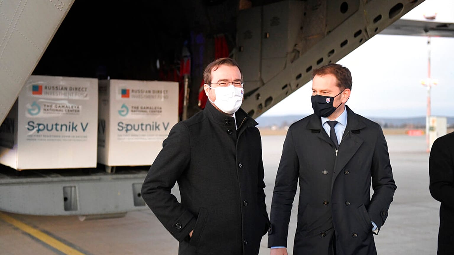 Slovakya Başbakanı Igor Matovic (sağda) ve Sağlık Bakanı Marek Krajci