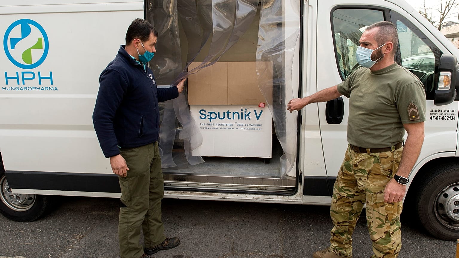 Szputnyik V. vakcinát szállítanak egy magyar kórházba