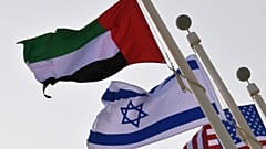 الأعلام الإماراتية والإسرائيلية والأمريكية في مطار أبو ظبي عند وصول أول رحلة تجارية  من إسرائيل إلى الإمارات، 31 آب /  أغسطس 2020.