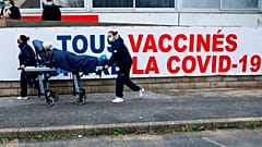 Arrivée d'une patiente aux urgences de l'hôpital de Melun, en France, 8 février 2021