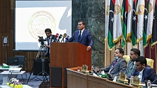 رئيس الوزراء الليبي المكلف عبد الحميد دبيبة يلقي كلمة أمام المشرعين خلال الجلسة البرلمانية الأولى الموحدة، في مدينة سرت الساحلية شرق العاصمة، طرابلس.