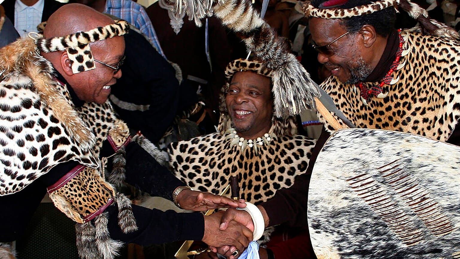 In der Mitte des Bildes Zulu König Goodwill Zwelithini