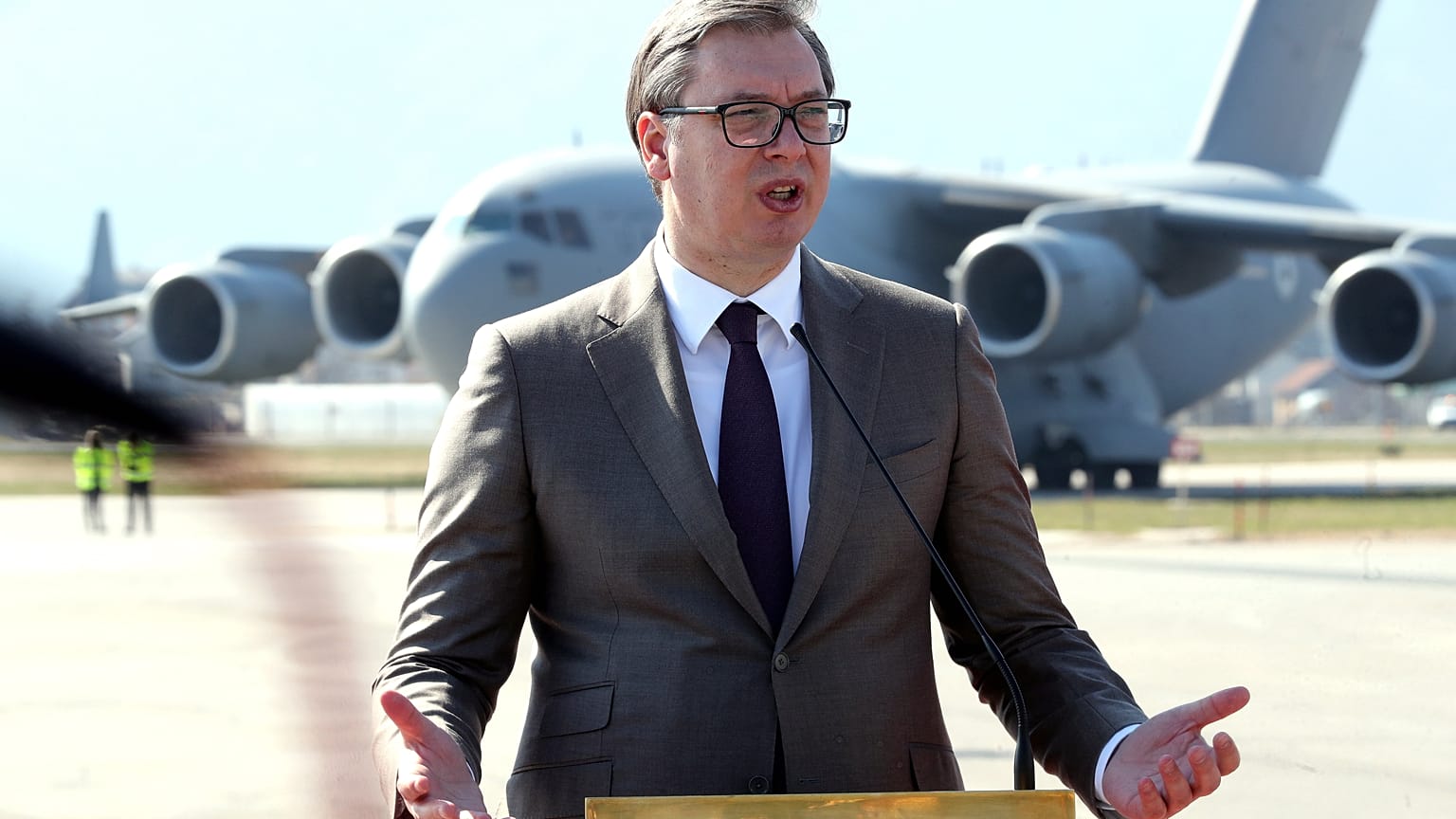 Alexander Vucic ajándék vakcinákat ad át Szarajevóban