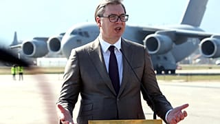 Alexander Vucic ajándék vakcinákat ad át Szarajevóban