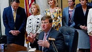 Mississippi kormányzója, Tate Reeves a törvény aláírása után