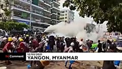 Manifestação dispersada com extintores de incêndio