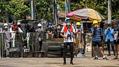 Des manifestants opposés au coup d'Etat à Rangoon, en Birmanie, vendredi 12 mars 2021.