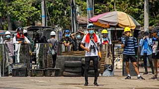 Des manifestants opposés au coup d'Etat à Rangoon, en Birmanie, vendredi 12 mars 2021.