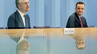 O υπουργός Υγείας Γενς Σπαν και ο επικεφαλής του Ινστιτούτου «Ρόμπερτ Κοχ» Λόταρ Βίλερ