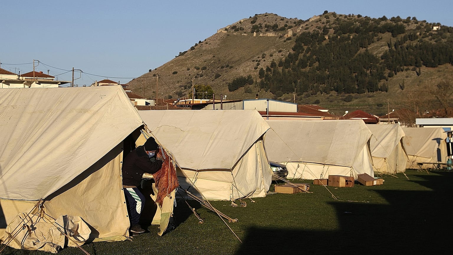 Σκηνές στο γήπεδο ποδοσφαίρου του χωριού Δαμάσι Τυρνάβου για την φιλοξενία σεισμόπληκτων