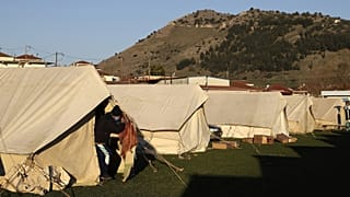 Σκηνές στο γήπεδο ποδοσφαίρου του χωριού Δαμάσι Τυρνάβου για την φιλοξενία σεισμόπληκτων