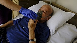 Έλληνας 75χρονος ασθενής με Covid-19 δέχεται θεραπεία με μάσκα οξυγόνου.