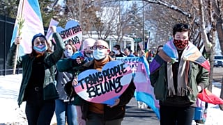 Protesta contra una propuesta de prohibición de las niñas y mujeres transgénero de las ligas deportivas femeninas en Dakota del Sur | 11 de marzo de 2021