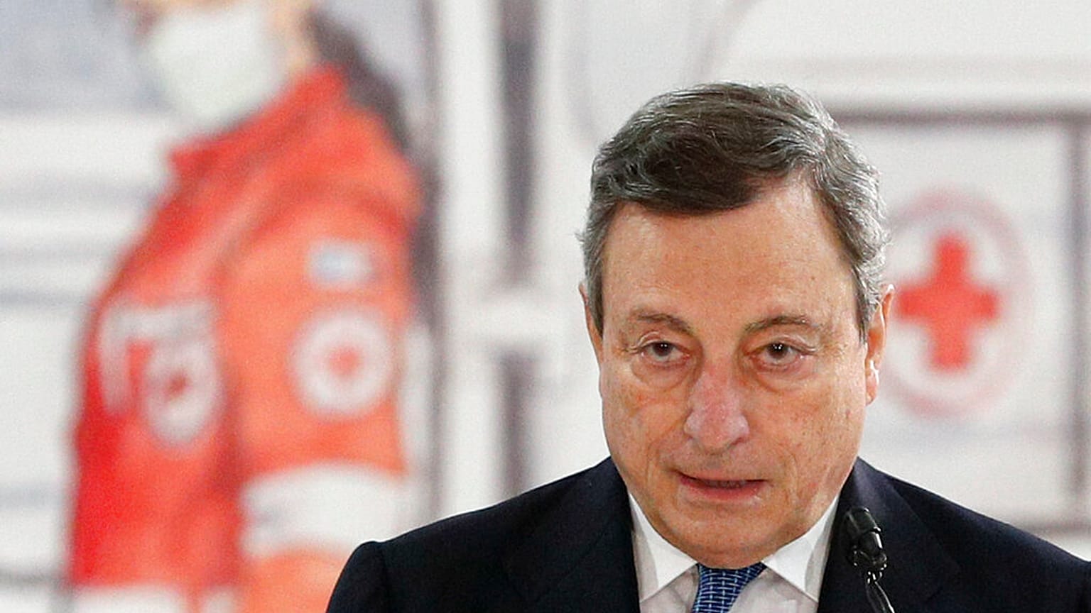 Mario Draghi durante la visita al centro di vaccinazione dell'aeroporto di Fiumicino. 