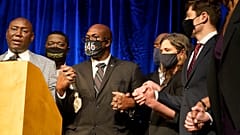 Offizielle der Stadt Minneapolis und Hinterbliebene demonstrierten einen Schulterschluss bei der Verkündung des Vergleichs