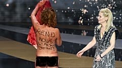 Schauspielerin Corinne Masiero präsentierte sich zuerst im Eselskostüm, bevor sie auf der Olympia-Bühne blank zog