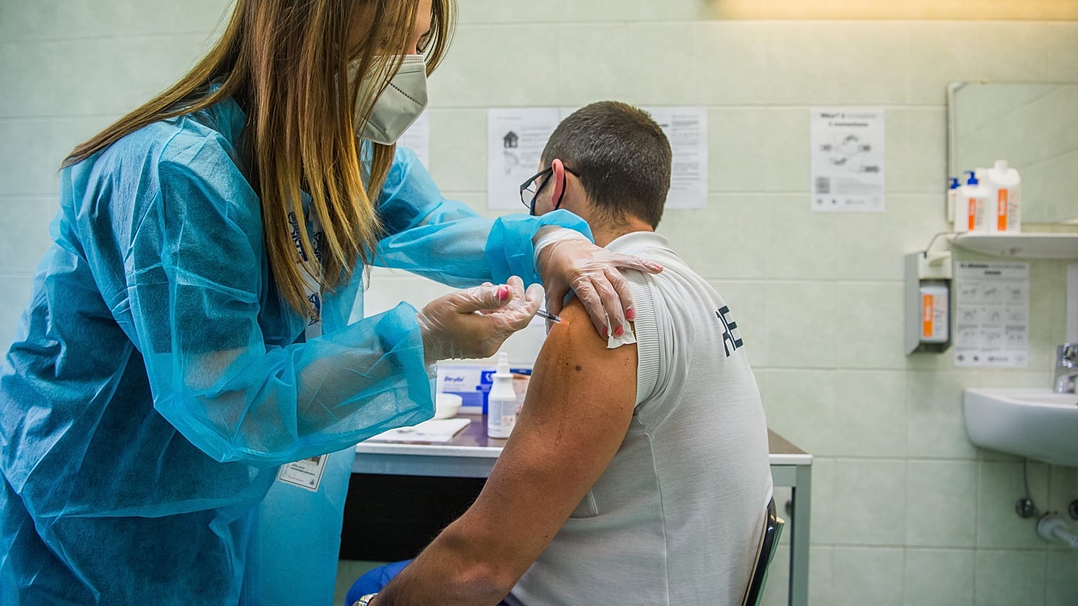 Oltás a Semmelweis Egyetem Szent Rókus Klinikai Tömbben kialakított oltóponton