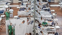 Covid-19-ben szenvedő betegek Sao Paulo elővárosa, Santo André sportcsarnokában kialakított tábori kórházban
