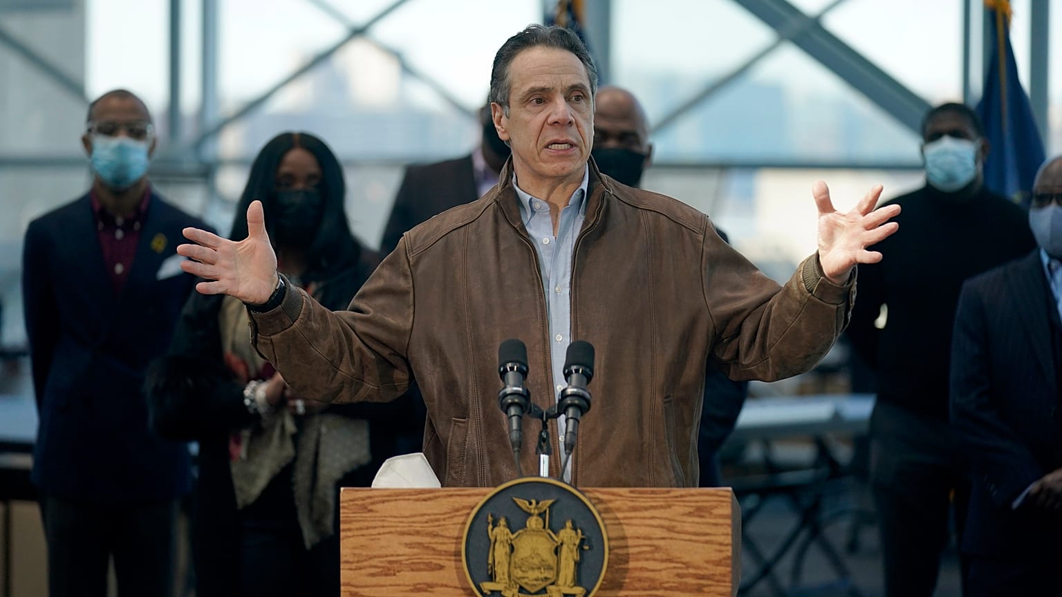 Andrew Cuomo New York-i kormányzó sajtótájékoztatót tart a Jacob K. Javits konferenciaközpontban kialakított oltóponton 2021. március 8-án.