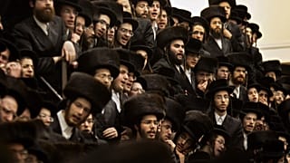 İsrail'de Haredim olarak bilinen ultra Ortodoks Yahudiler, Purim kutlaması yaparken (arşiv)
