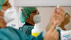 Un médico prepara una vacuna en Bosnia
