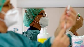 Un médico prepara una vacuna en Bosnia