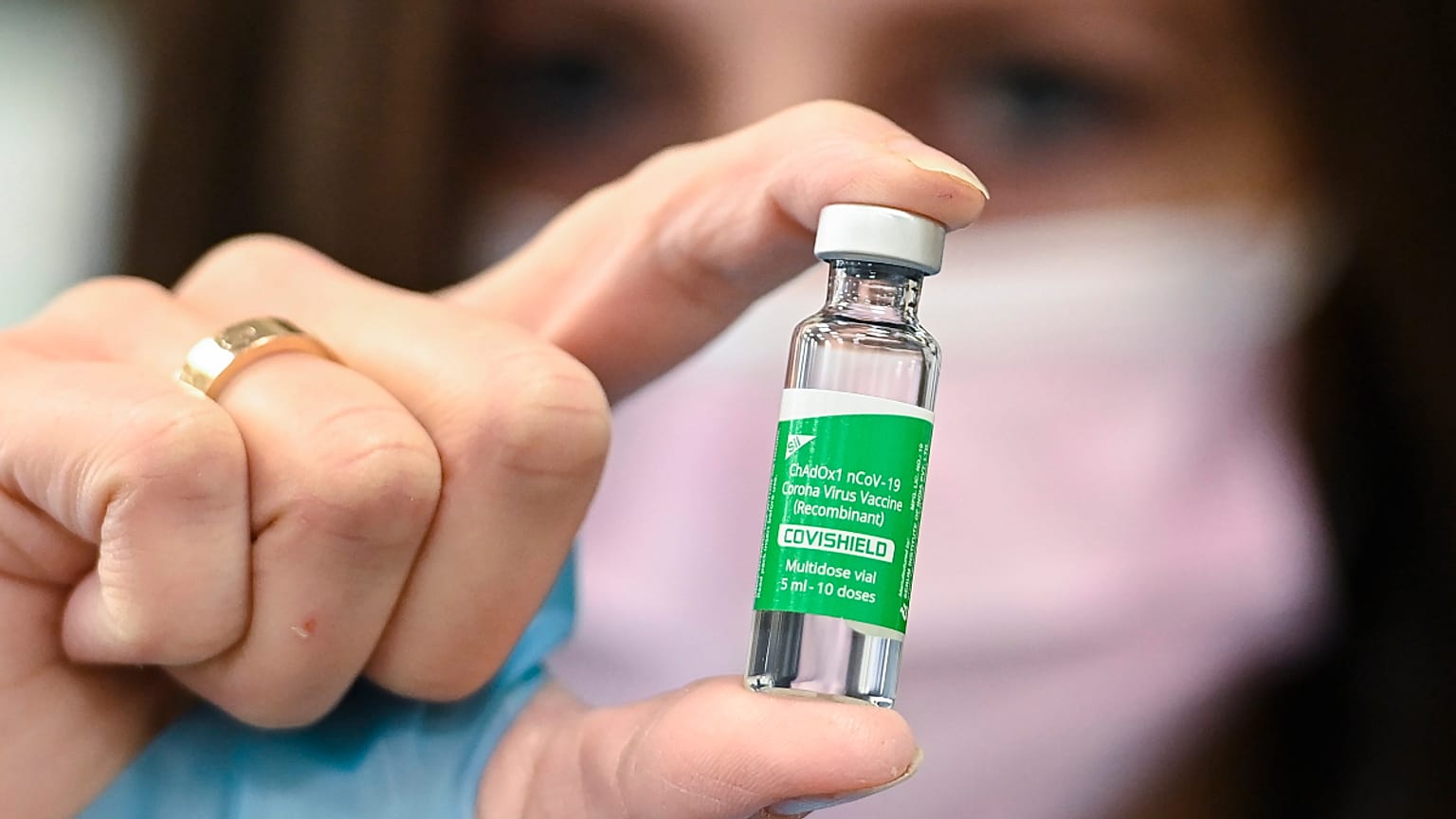Frasco contendo a vacina desenvolvida pela AstraZeneca/Oxford