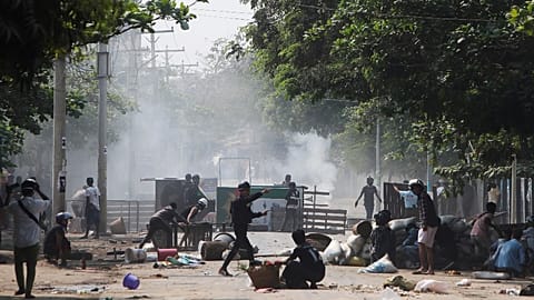 I manifestanti anti golpe, mentre la polizia e le forze di sicurezza cercano di disperderli durante una protesta a Mandalay, Myanmar