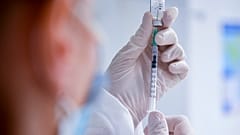 Oltás Pfizer-vakcinával a debreceni Egyetem Kenézy Gyula Egyetemi Kórház Infektológiai Intézetében, március 13-án.